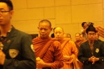 Anggota Sangha memasuki ruangan untuk Puja
