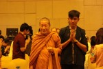 Y.M. Bhikkhu Uttamo Mahathera beserta sangha memasuki ruangan
