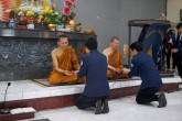 Pemberian Amisa Puja kepada Bhikkhu Sangha
