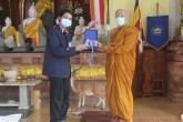  Penyerahan Plakat kepada Bikkhu Sangha
